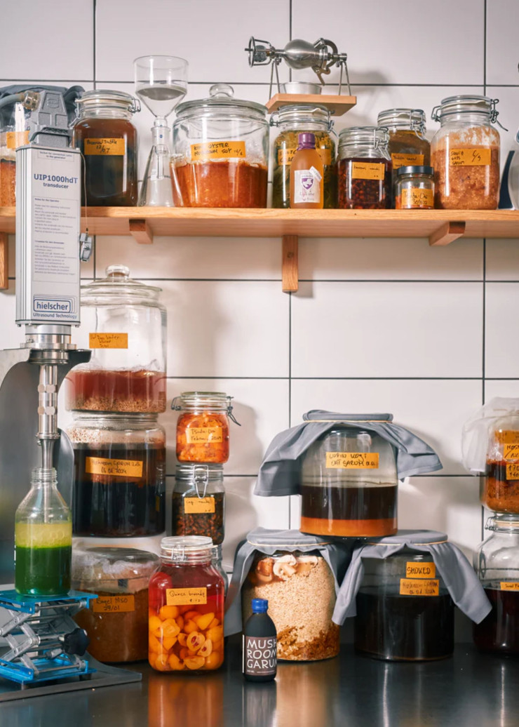 Les recherches culinaires du Noma Projects, supervisées par le chef René Redzepi, donnent lieu à la vente de garums (condiments), de pralinés et de vinaigres.