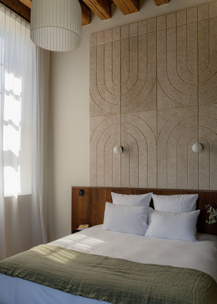 Le motif de l’arche, les teintes naturelles et les belles matières habillent sobrement les 35 chambres, dans un esprit de maison d’hôtes.