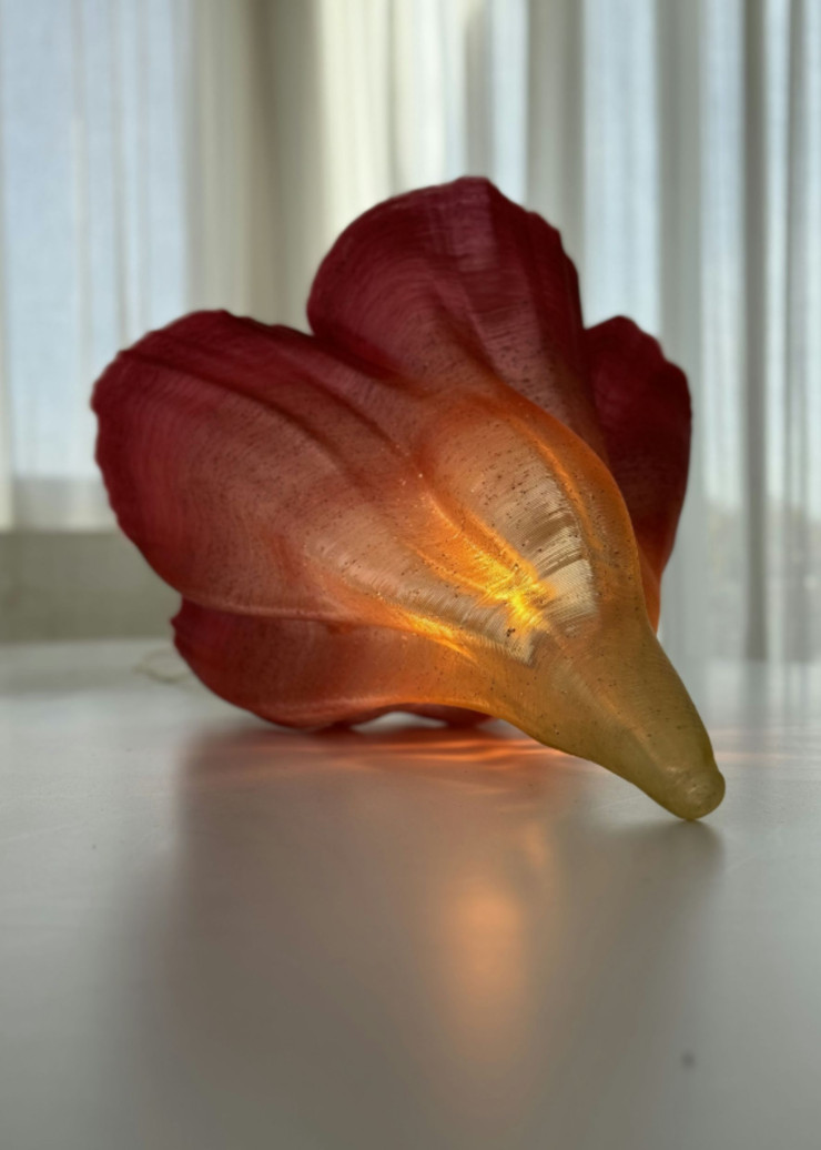 Avec ses airs d’objet précieux en verre de Murano, la lampe Cayena, de la designeuse Andreina Raventós, est une fleur de plastique recyclé !