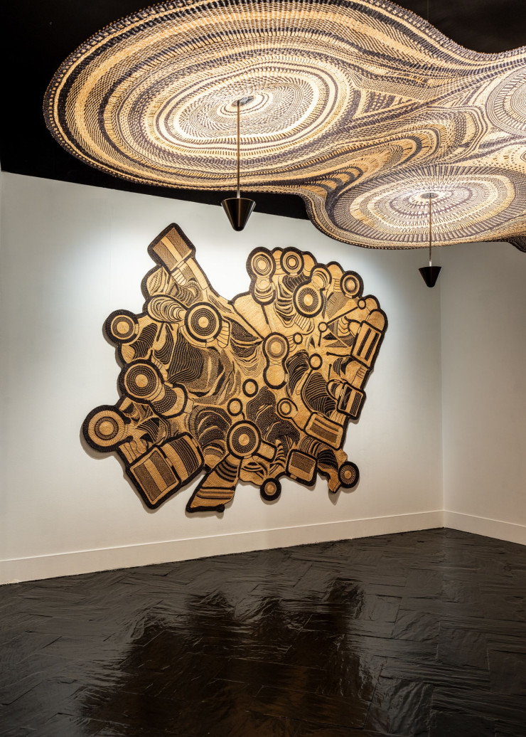 Plafonnier Gurunsi en PET (qui combine réutilisation de bouteilles en plastique et techniques de tissage traditionnel) et tapisserie Frafra, du designer Alvaro Catalán de Ocón, prix du design 2023, réalisés avec des tisserands du Ghana.