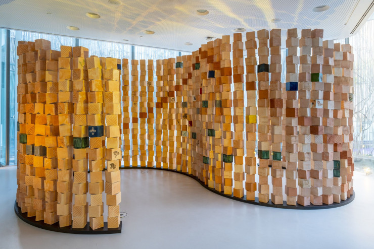 À travers ses sculptures présentées lors du Madrid Design Festival 2025 comme ce claustra, le designer Tomás Alía leur rend hommage.