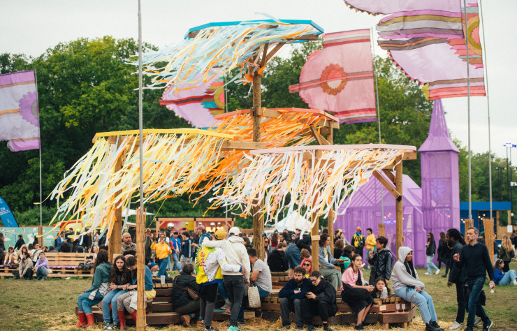 We Love Green affirme, à l’instar de quelques festivals pionniers, un choix plus radical : celui du design circulaire.