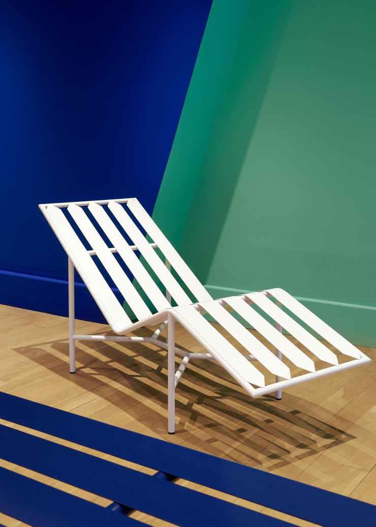 Le triangle est une forme très présente dans la Villa Médicis et repris à chaque extrémité des lattes en métal du mobilier.