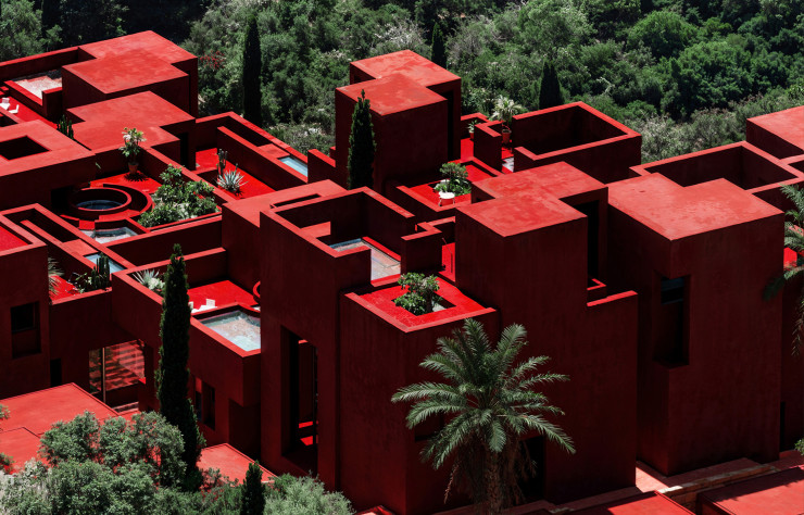 Pensé pour surplomber la mer albanaise, le Red Sol Resort – qui n’est pas encore sorti de terre – à travers ses cubes rouges imbriqués, ses ponts suspendus et son amour assumé pour les formes radicales, ressuscite l’esprit de La Muralla Roja.(Image 3D)