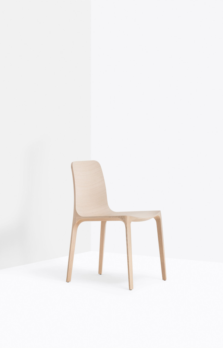 « D’une simple beauté sculpturale », selon le jury qui lui a remis le prestigieux prix Compasso d’Oro ADI en 2011, cette chaise éditée par Pedrali est à la fois un modèle de tradition artisanale et d’innovation technique.