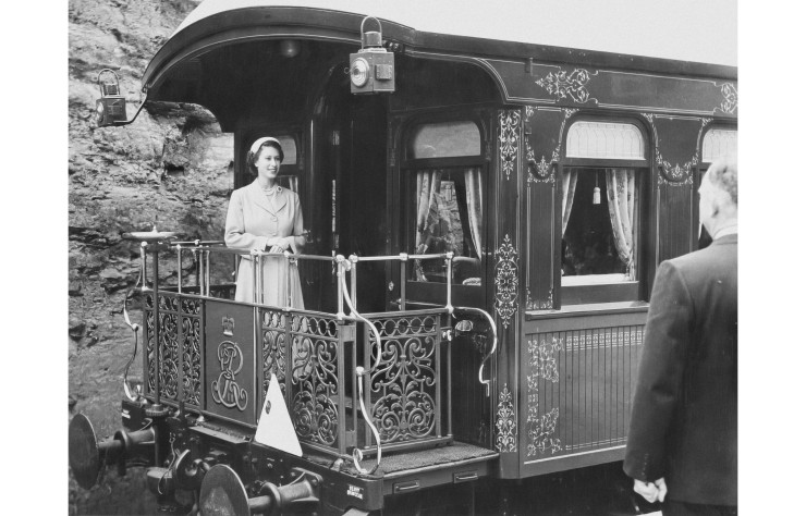 La Reine Elizabeth II en voyage official de Sydney à Newcastle à bord du train royal, en 1954.