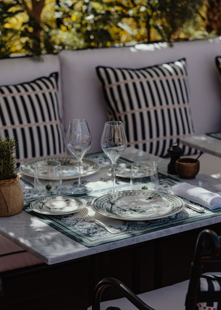 Dans son restaurant La Terrasse by Jean-François Piège, scénographié par Jacques Garcia, le chef multiétoilé propose ses plats signature mêlant créativité et tradition.