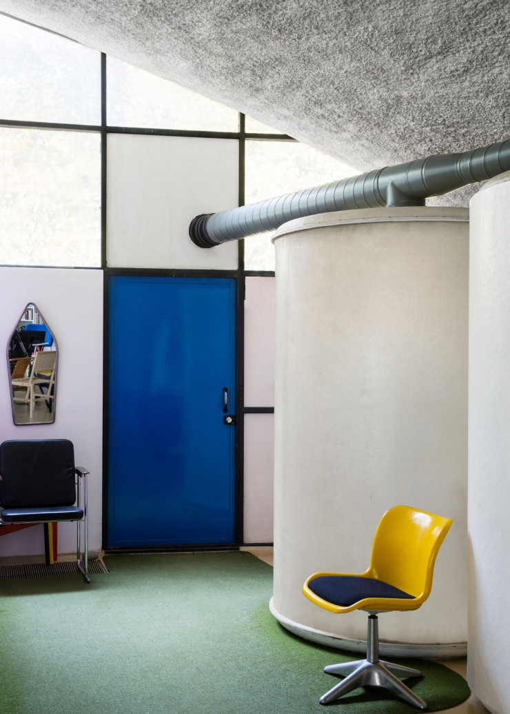Dans la maison de Yrjö Kukkapuro, deux cylindres font office de salle de bains. Chaise bleue Skaala (Avarte, années 1980) et chaise jaune ABS 3415 (Haimi, années 1960).