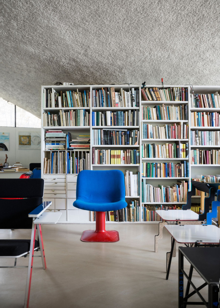 Devant la bibliothèque contenant en majorité des livres choisis par Irmeli, la femme du designer, chaise pivotante Junior (Haimi, années 1960).