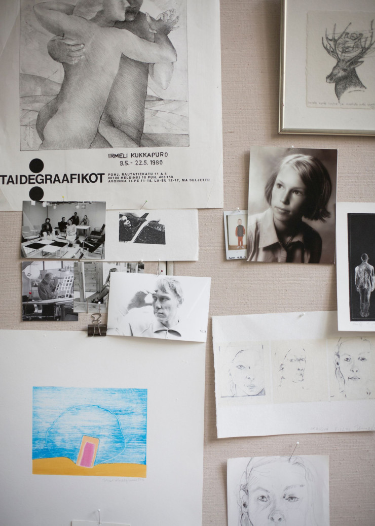 Dans le bureau d’Irmeli, des dessins de l’artiste – qui débuta par la peinture puis s’orienta vers le graphisme –, des portraits esquissés de sa fille Ida, des photos personnelles et l’affiche de l’une de ses expositions.