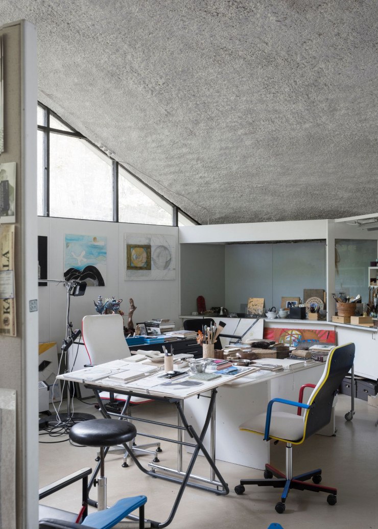 Dessins, croquis, livres, œuvres d’art et objets personnels animent l’espace de travail d’Irmeli resté inchangé. Fauteuil Sirkus (Avarte, années 1980).