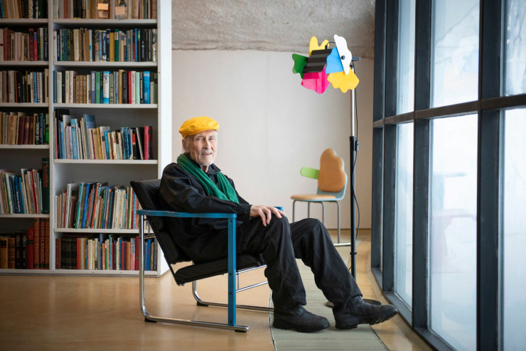 Dans sa maison-atelier, Yrjö Kukkapuro est assis dans un fauteuil Experiment 502 (années 1980), édité par Hem. Le lampadaire Perhonen (1968), à l’abat-jour composé d’éléments réglables en Plexiglas, est fabriqué par Innolux. Au fond, la chaise Postmodern Cloud (années 1980), produite par Avarte.