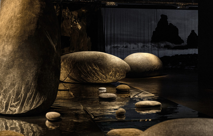 L’architecte d’intérieur Nini Andrade Silva immergeait les visiteurs dans un garage transformé en grotte aquatique.