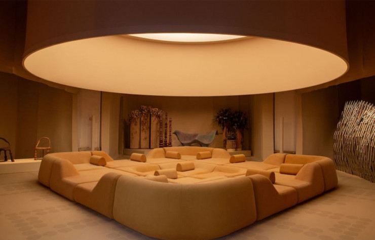 Les majilis, ce terme arabe signifiant littéralement « endroit où l’on s’assoit » ont inspiré au collectif Hall Haus leur Haus Dari, un canapé-paysage s’étendant sur 36 mètres carrés.