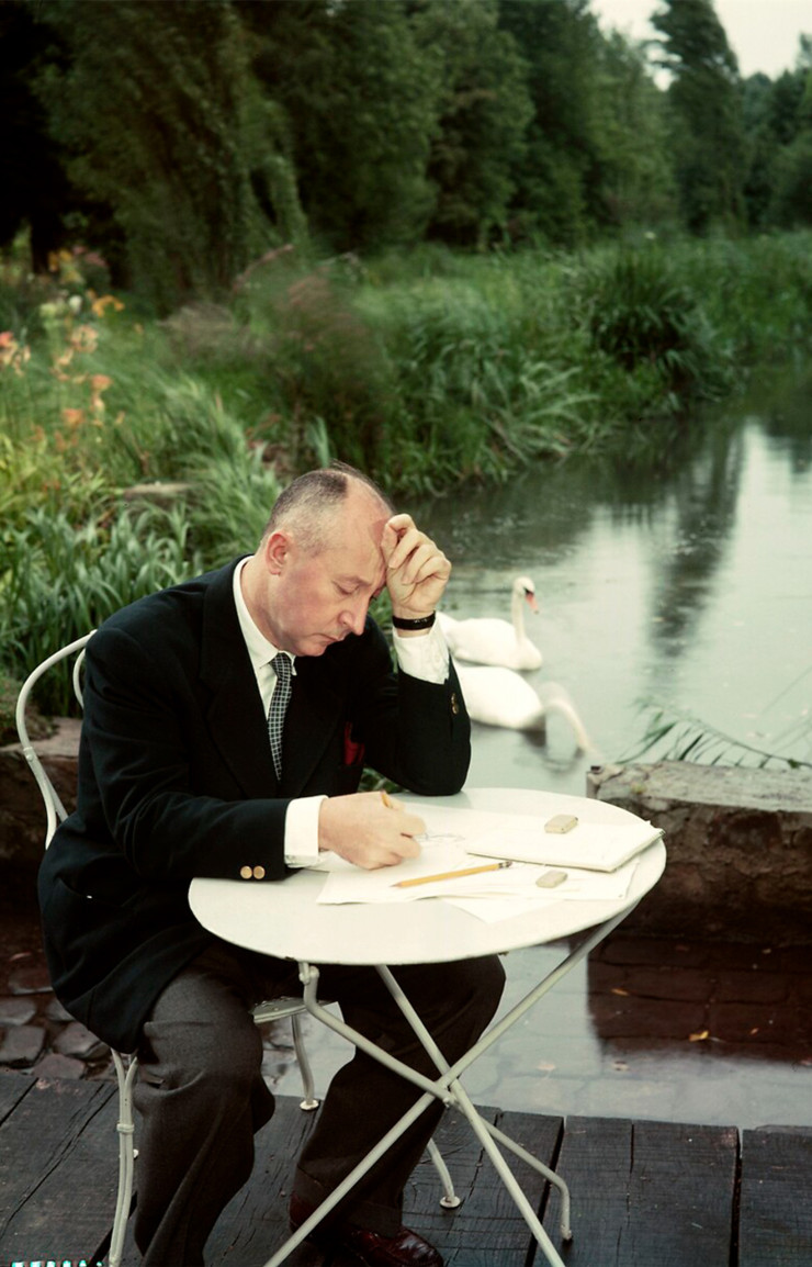 Christian Dior en train de dessiner dans son jardin de Milly-la-Forêt,vers 1954. Photographie d’Eugene Kammerman.