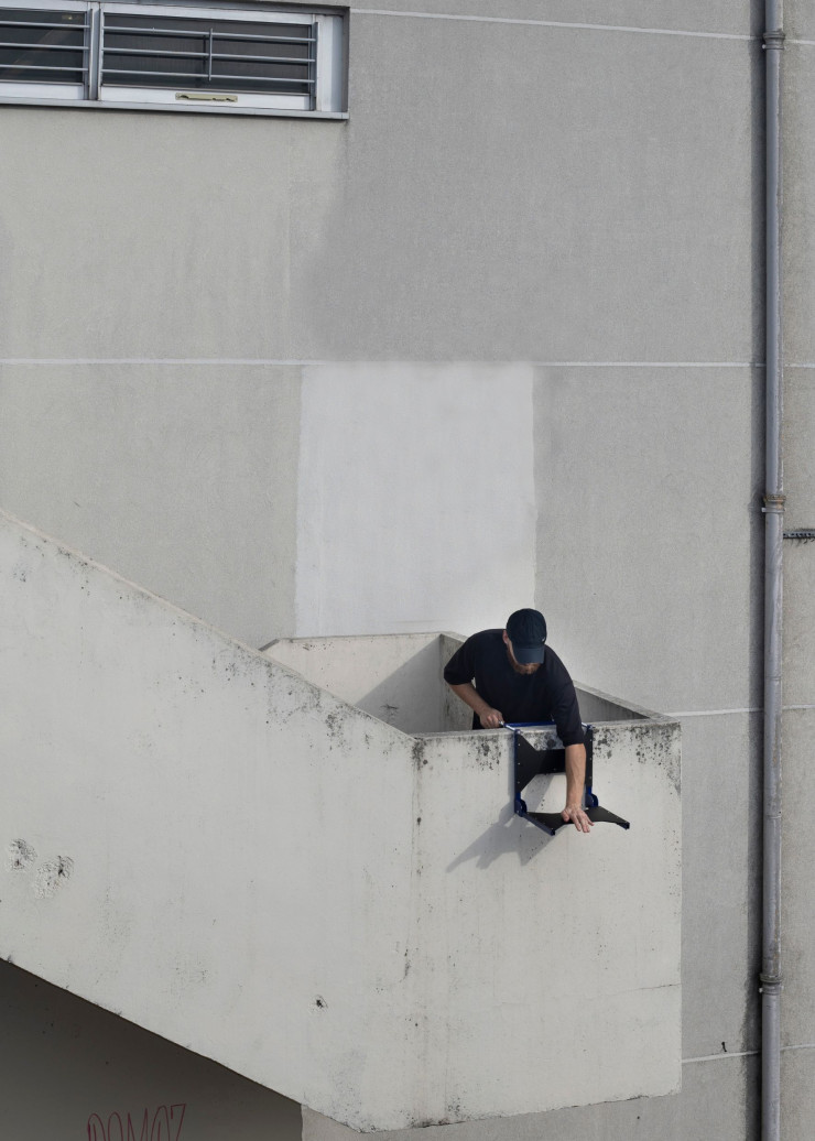 Le projet « Tenir le mur », une assise en métal et en Plexiglas qui vient s’accrocher sur un muret.