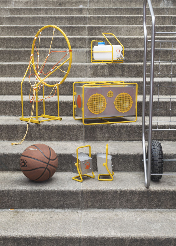 Le chariot « La ville comme terrain de jeux » offre aux basketteurs tout le matériel nécessaire pour une session outdoor.