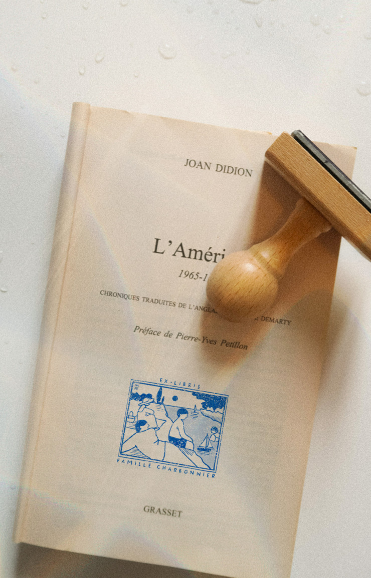 Pour sa nouvelle collection d’ex-libris, l’illustratrice convoque des souvenirs aux contours feutrés : baignades à la Georges Seurat, promenades à vélo de carte postale, dîners chauds goût pastèque et papier jauni au soleil.