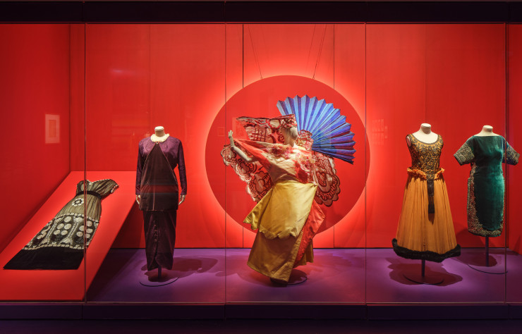 Les vitrines, souvent éclatées en blocs colorés, évoquent l’audace chromatique du couturier.