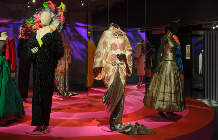 Tout au long de l’accrochage, ses modèles cultes dialoguent avec les créations de couturiers qu’il a inspirés.