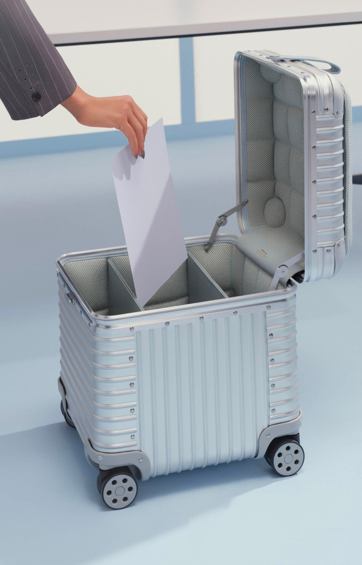 Édition limitée, aluminium signature et obsession du détail : la collaboration Vitra x Rimowa, qui sort aujourd’hui, propose deux objets hybrides, à mi-chemin entre mobilité maîtrisée et manifeste esthétique. Ou comment un tabouret et une boîte à outils racontent, en creux, notre époque pressée de tout emporter.