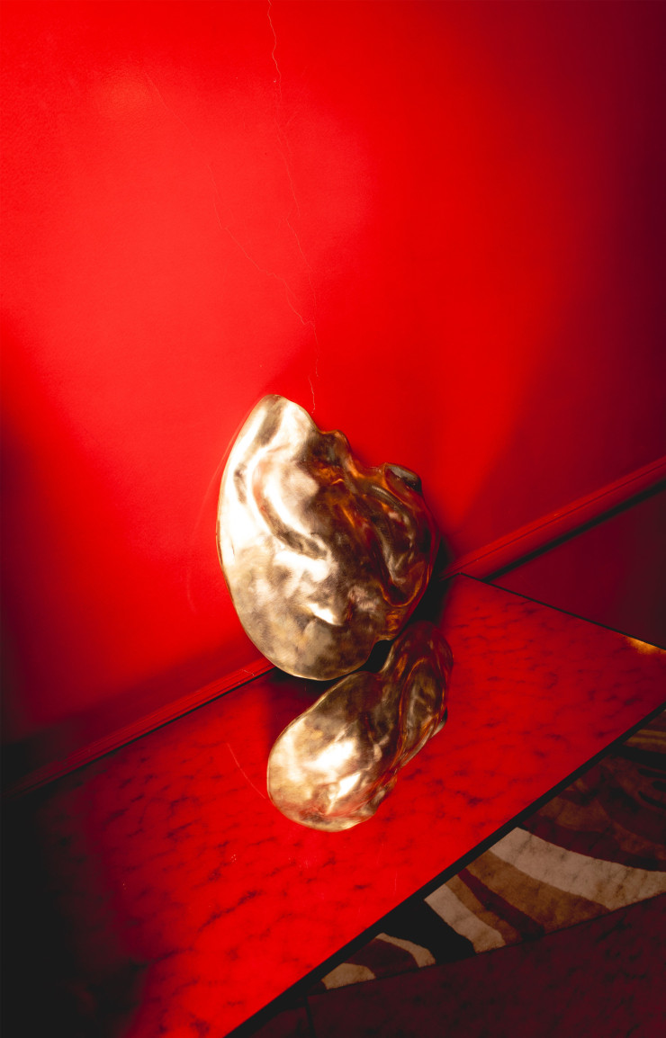 « Avec sa forme ondulante, presque humaine, l’applique en bronze patiné Kafka semble surgir d’un songe fiévreux, figée dans l’instant d’une transformation inachevée. »