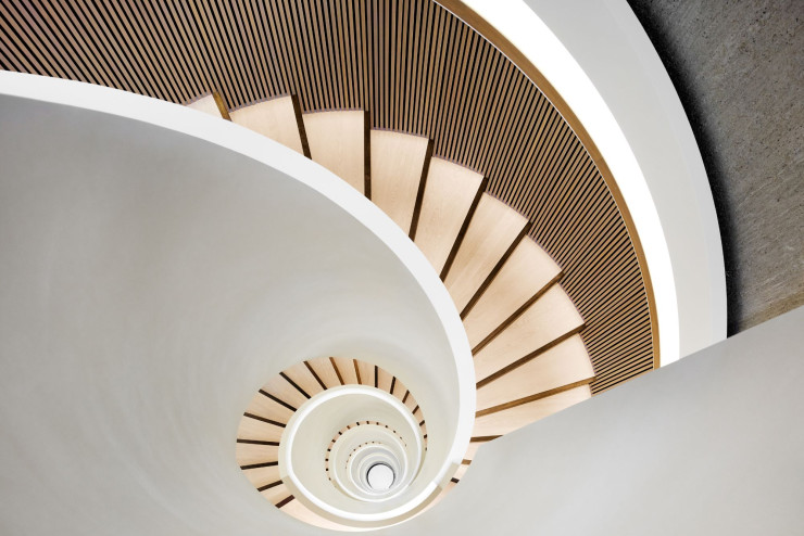 La structure du bâtiment, qui s’élève à 38 mètres de hauteur, est composée majoritairement de bois et de béton. Ici, l’escalier aménagé dans l’un des 30 silos.