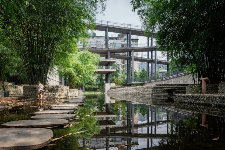 À Chengdu, le projet architectural de West Village célèbre le vivre-ensemble dans un immense complexe mêlant logements, commerces, théâtre et bibliothèque entourés de nature.