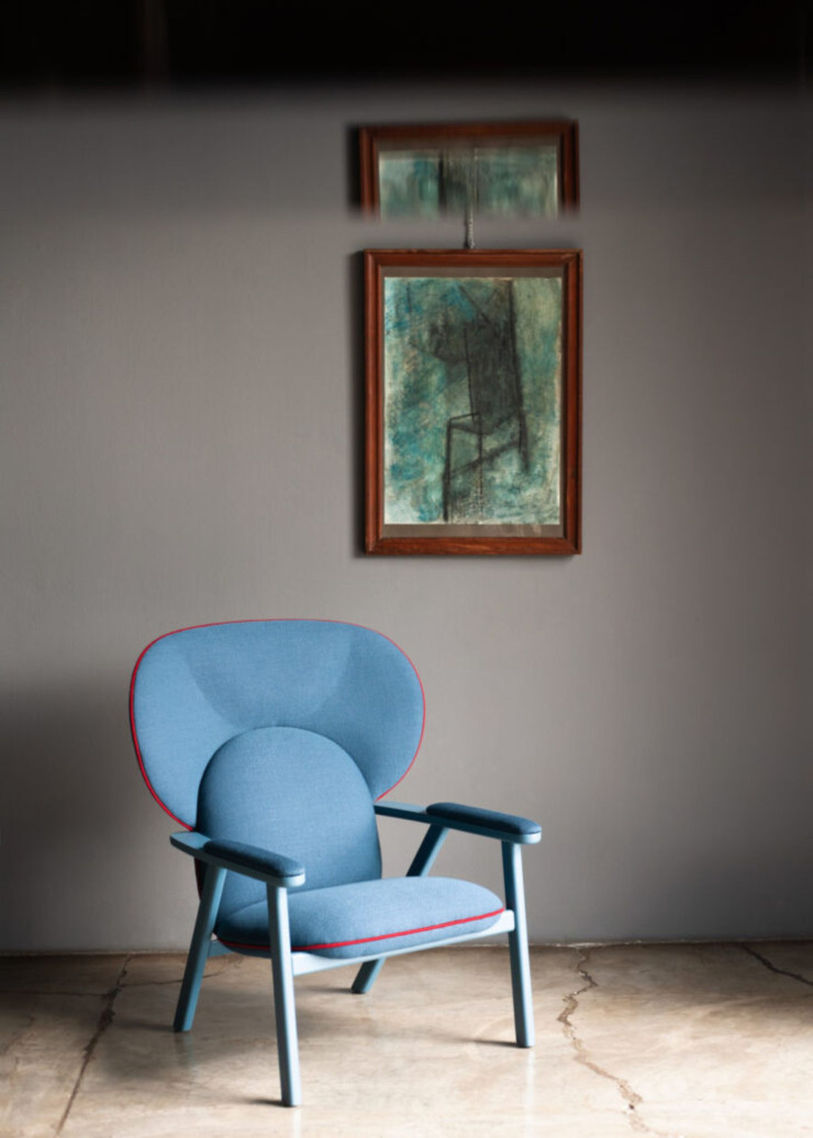 Le modèle lounge du fauteuil Peggy, avec son grand appuietête, créé par Marco Zito pour Bross, est proposé en deux coloris. Il est fabriqué en frêne et ses accoudoirs sont partiellement recouverts de tissu ou de cuir.