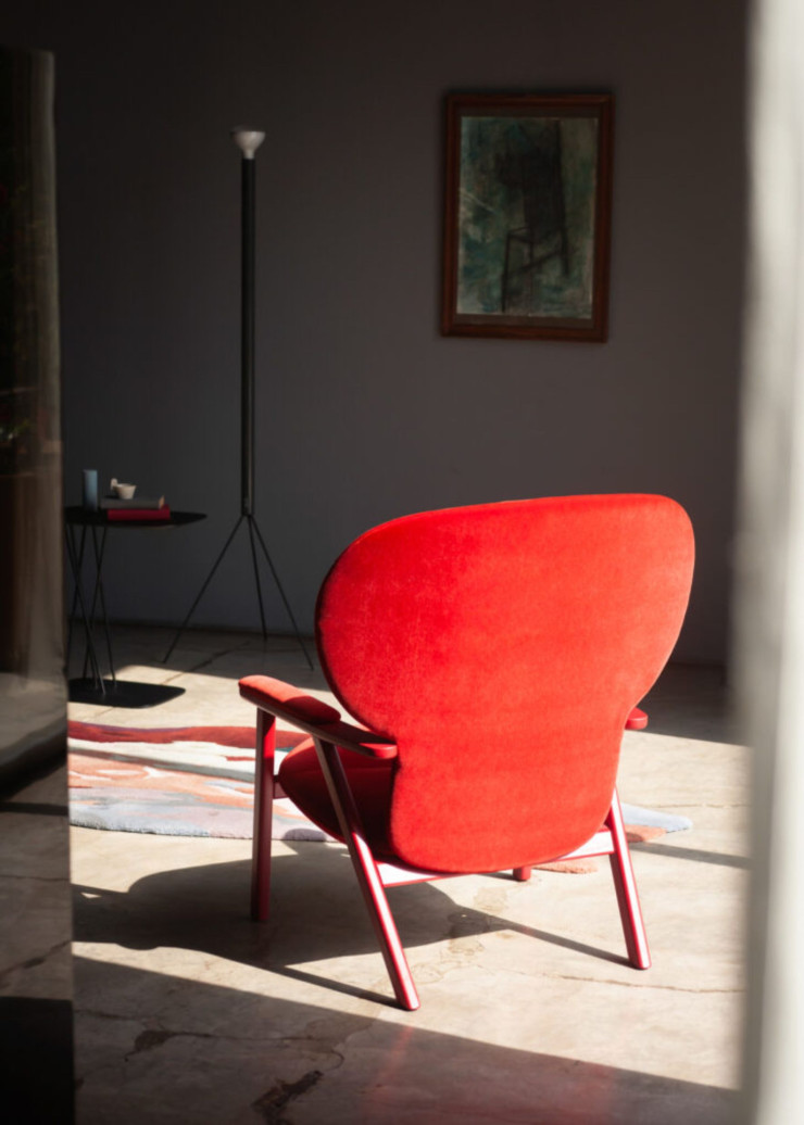 Les deux fauteuils incarnent des produits procédant du savoir-faire artisanal qui trouve un usage contemporain grâce aux designers.