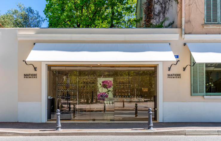 La devanture de la nouvelle boutique du parfumier Matière Première à Saint-Tropez.