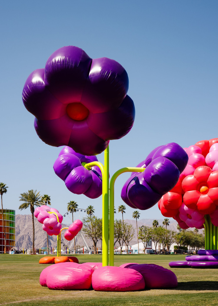 Avec sa composition florale de 13 mètres de haut entourée de six petits satellites, « Le Grand Bouquet » est la première installation d’envergure du collectif.