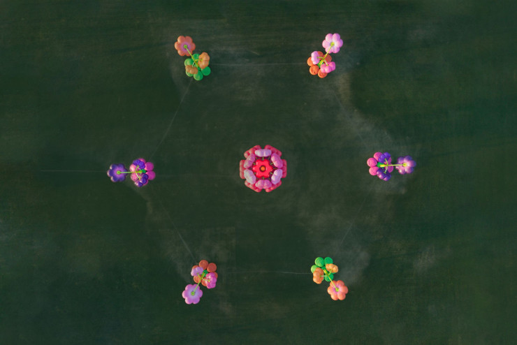 Plus qu’un simple spectacle visuel, « Le Grand Bouquet » (ici vu de haut) est une offrande au désert.