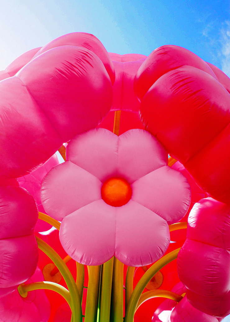 « Le Grand Bouquet», une installation de fleurs géantes gonflables réalisée par Julien Sebban et son collectif Uchronia, se dresse entre les scènes.