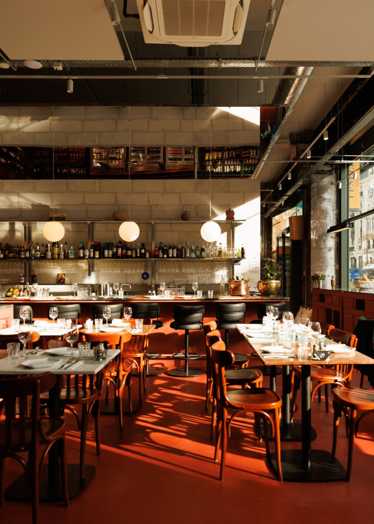 Clin d’œil au nord de la Grèce, Ypseli offre un décor aux teintes de terre. Ainsi, de la terracotta au sol et sur une partie des murs, du vert olive qui habille les banquettes et, pour les tables et le bar, une déclinaison de marbres: le vert de Tinos, le rouge d’Eretria et le blanc de Pendeli, celui utilisé pour l’Acropole.