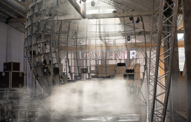 Vue de l’exposition « L’envers de la fête » du WAAO, au Bazaar St So à Lille, jusqu’au 7 septembre 2025.
