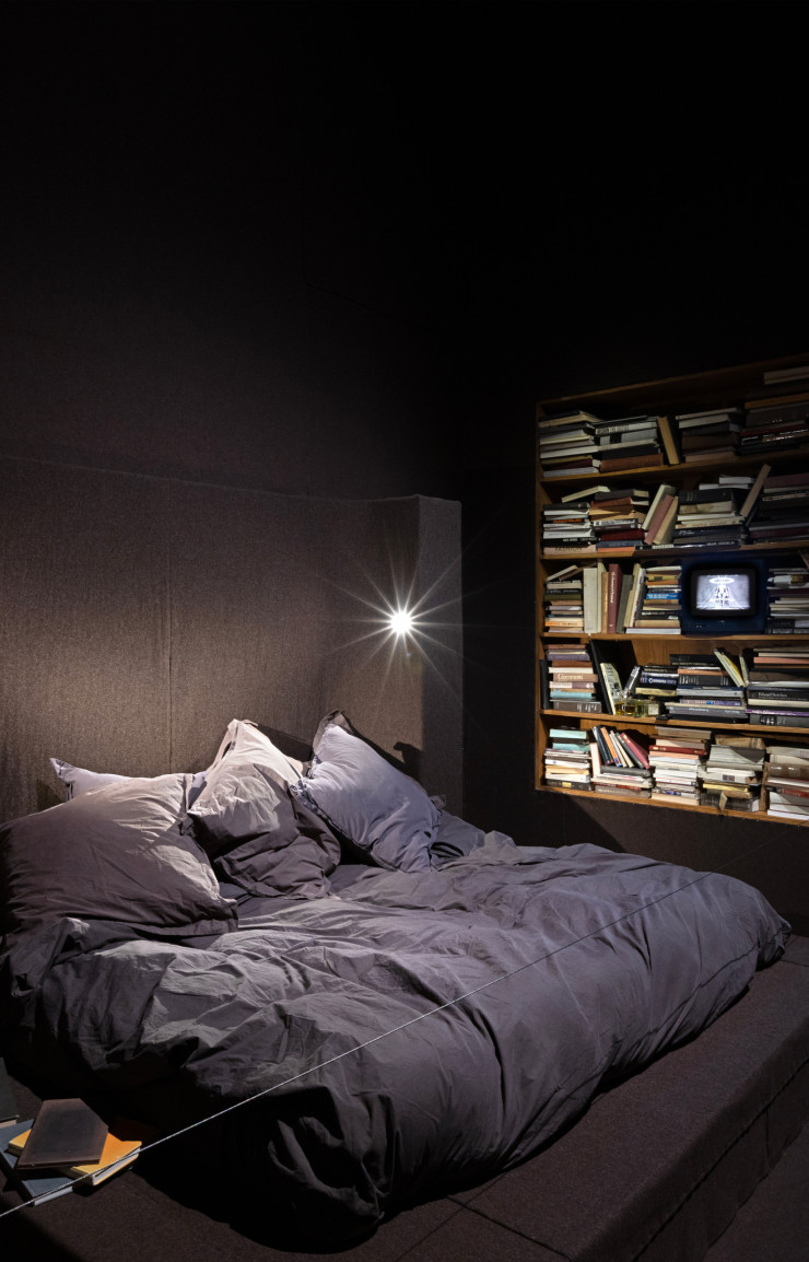 Dans l’exposition « Temple of Love », Rick Owens sa chambre de Los Angeles – première pièce de mobilier créé par Rick Owens -, des flacons de parfum et une bibliothèque où s’empilent les livres, seuls bien que le couple qu’il forme avec Michèle Lamy ait emporté avec lui lors de son départ en 2003.
