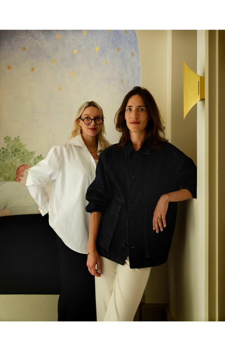 Portrait de Laure Gravier et Soizic Fougeront, les fondatrices du studio Claves, qui signe la Villa Junot, première maison hôtelière d’Iconic House.Galatée Martin : fresques dans les niches de l’entrée