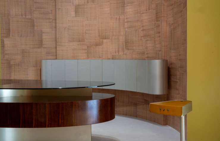 Les matériaux, eux aussi, racontent cette modernité sans dogme où les bois précieux côtoient des stratifiés Polyrey et Formica, sans hiérarchie.