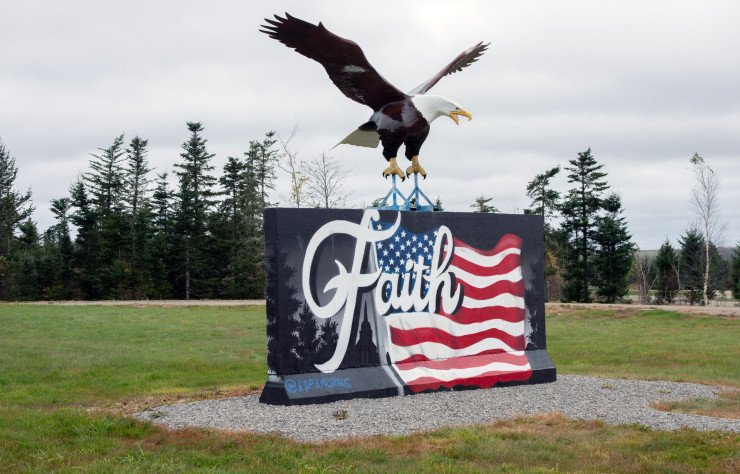 Anna Fox et Karen Knorr. Monument, Balsam Valley, Maine, 2023. Avec l’aimable autorisation des artistes / Centre for British Photography / Galerie Les filles du calvaire
