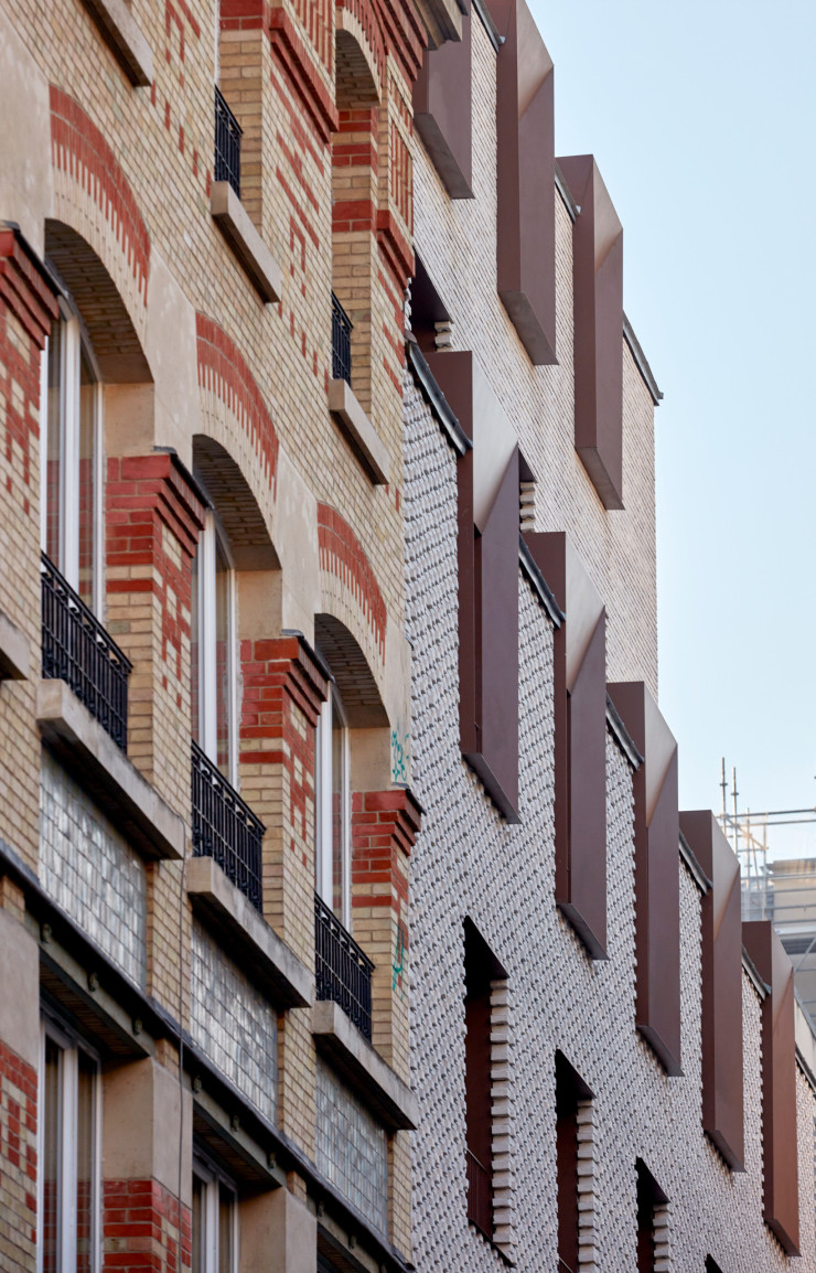 Conçue par l’agence Atelier du Pont, cette résidence (à droite) destinée aux femmes victimes de violence incarne une ambition rare : faire de l’architecture un levier de réparation, de dignité et de réinsertion.