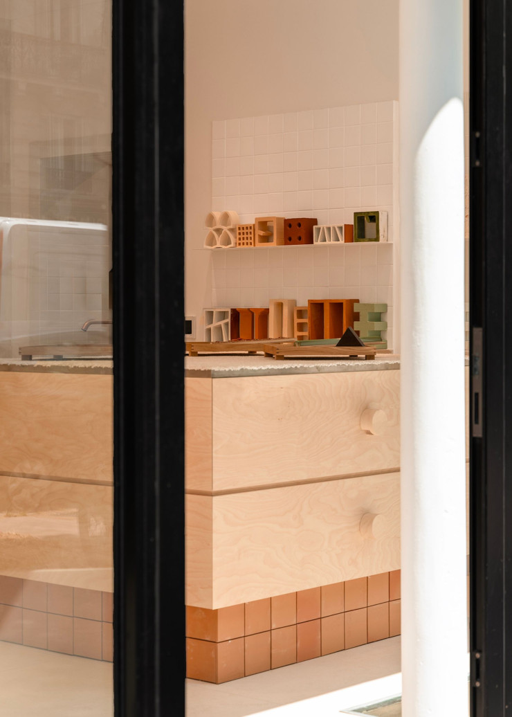 La boutique propose aussi un vaste choix de claustras en terracotta.