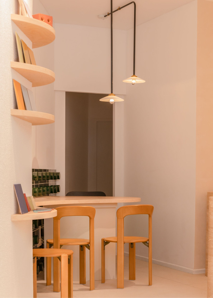 Dans une ambiance graphique signée Heju Studio, Bob Carrelage présente la collection « Bordant », de Steven Coëffic, lauréat du prix du jury à la Design Parade Toulon en 2022, à côté de gammes multimarque.
