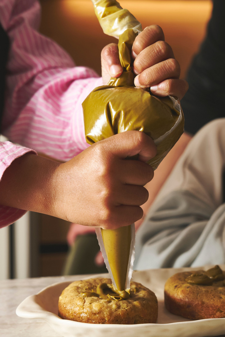 Dans son laboratoire situé à Levallois-Perret (92) avec une cuisine signée EBA, le pâtissier Jeffrey Cagnes propose des ateliers et des masterclass à thèmes : grands classiques, fruits de saison, chocolat et praliné….