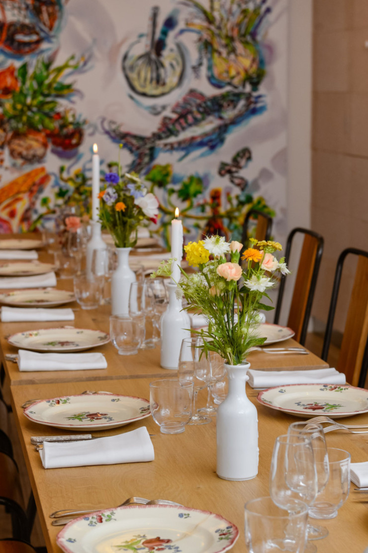 « Ceci n’est pas un restaurant », peut-on lire sur la porte d’entrée de Lago entièrement privatisable et modulable où l’on accède… par la cuisine.