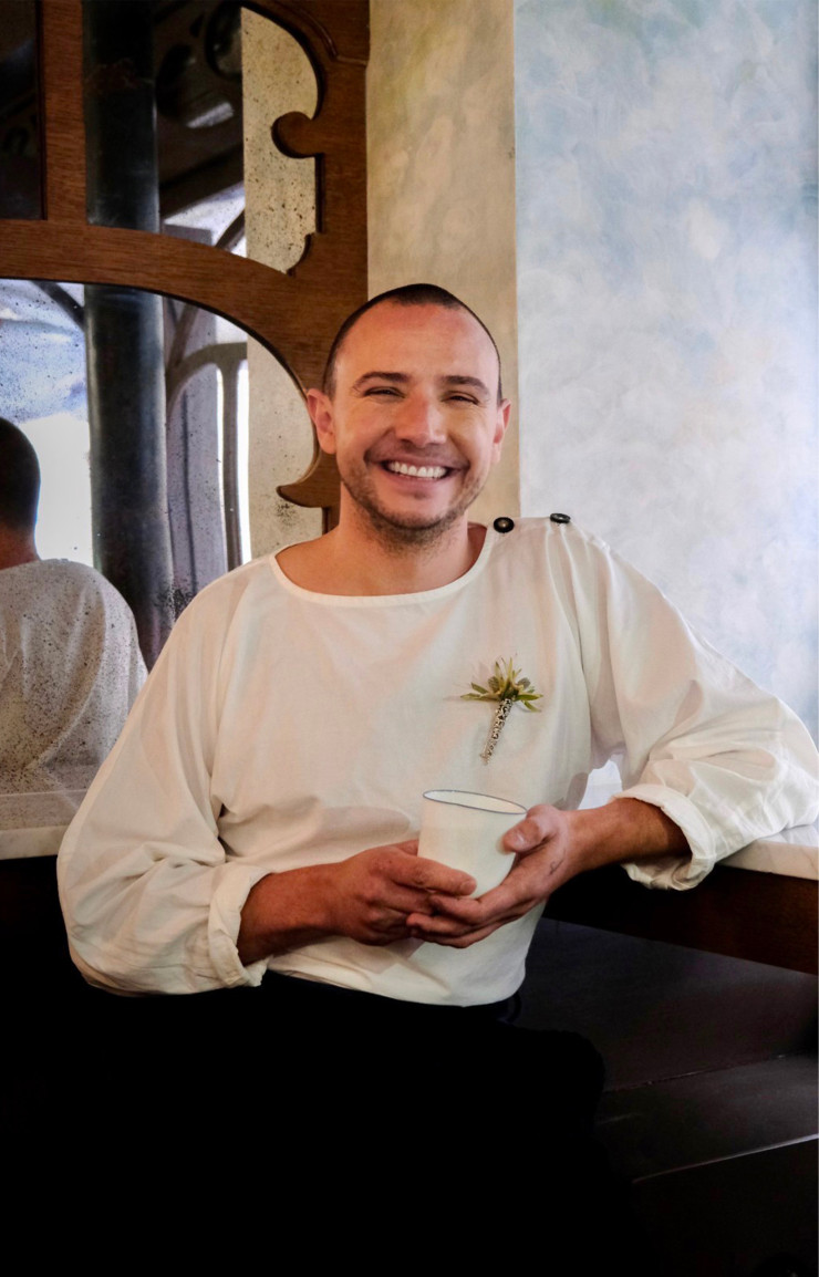 Remy Savage, tout sourire dans son micro Bar Nouveau, soit 16 mètres carrés dédiés à l’Art nouveau.