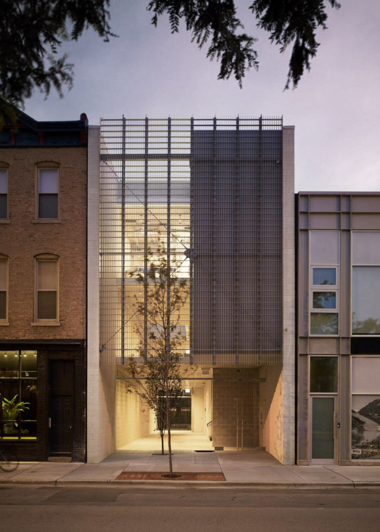 À Chicago, North Damen Avenue est un bâtiment polyvalent avec une zone commerciale au rez-dechaussée et des bureaux au deuxième et troisième étages. Les matériaux de construction choisis – parpaings, béton précontraint, acier et aluminium anodisé – sont délibérément simples pour mettre en valeur les volumes intérieurs.
