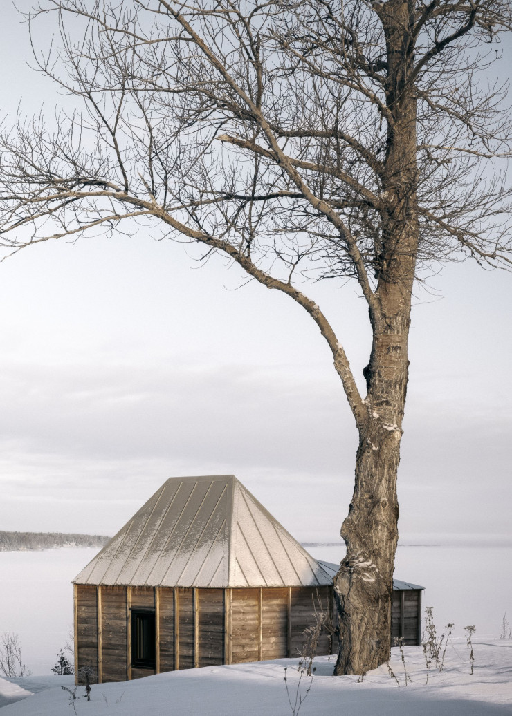 Sur les rives du lac Saint-Jean, au Canada, La Cache, réalisée en consortium avec Annie Sylvain Architectes, se distingue par ses lignes épurées et sa géométrie. D’une surface de 50 m2 , le système modulaire a été conçu pour s’intégrer dans la végétation environnante, offrant des points de vue exceptionnels.
