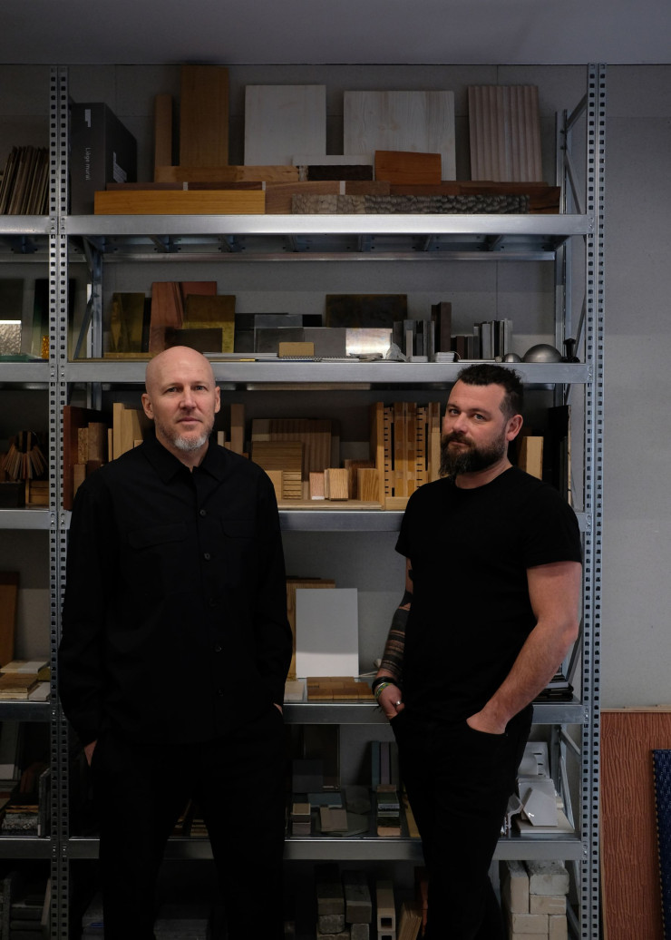 L’Australien Adrian Hunfalvay (à gauche) et le Français Erwan Levêque ont d’abord créé le studio de design parisien Ciguë en 2003, avant de fonder Delordinaire en 2016, qui compte parmi les quinze cabinets d’architecture internationaux émergents, selon Wallpaper, en 2018