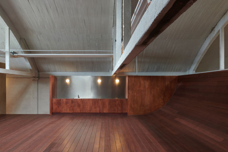 À Aubervilliers (93), le studio de production audiovisuelle Rouchon a fait appel à Delordinaire pour aménager un ancien entrepôt de 1300 m2 baptisé Studio Central. Dans cet espace industriel, les architectes ont imaginé une esthétique fonctionnelle qui s’articule autour de deux matériaux phares : le bois et la terre, sourcés auprès d’entreprises localisées à moins de 35 km.